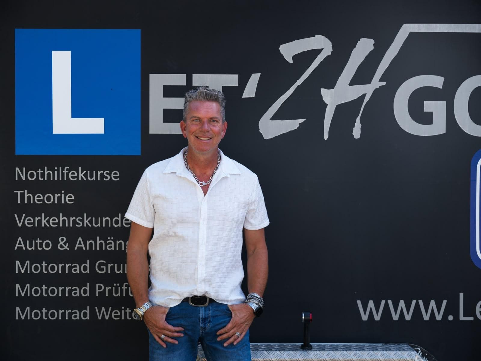 Let'ZHgo Fahrlehrer-Team mit der Fahrzeugflotte am Standort Rümlang